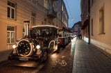 TRADITIONELL. Mit dem geschmückte Weihnachtszug geht‘s vorbei an den beiden&nbsp;Christbäumen der Stadt.
