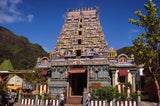 Hindu-Tempel. Victoria, die einzige Stadt der Inselgruppe, zeigt einen bunten Stilmix.