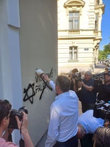 Sobotka übermalt antisemitische Parolen