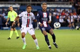 Alexis Beka Beka im Zweikampf mit Neymar