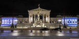 Parlament mit der israelischen Flagge beleuchtet