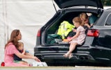Kate probiert ihren Kindern immer ein "normales" Leben zu bieten. Beim Picknick sitzt sie mit Louis im Gras, während Charlotte und George ihre Jausen im Autokofferraum genießen.