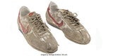 Forrest Gumps legendäre Sneaker um 57.500 Dollar versteigert