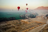 Ballons schweben über der Pharaonenstadt von Luxor. 