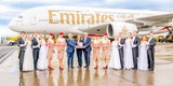 Bildmitte (v.l.n.r.): Thierry Aucoc (Emirates Senior Vice President Commercial Operations Europe), Elisabeth Zauner (Emirates Country Managerin Österreich), Julian Jäger (Vorstand Flughafen Wien AG). Flankiert von Emirates Crew und Tanzpaaren der Tanzschule Svabek.  
