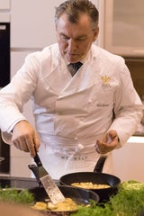  Grand Chef Toni Mörwald zaubern ein köstliches Gerichte in der Kocharena.