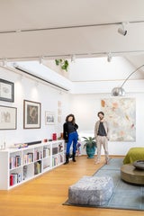 Mit viel Kunst leben Lea und Ilan in dem zweistöckigen Apartment. Links in der Mitte Molchos Lieblingsstück: ein Werk von Arik Brauer. Das große Bild gegenüber des Schlafbereichs stammt von Adrian Buschmann.  