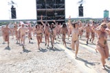 Kunstaktion ganz ohne Kleidung am Frequency 2023