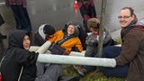 Klima-Aktivisten ketten sich mit Metallrohren aneinander fest