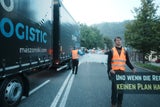Gruppe "Letzte Generation" blockiert Straße in Hall in Tirol