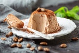 Espresso-Panna-Cotta mit Walnuss-Krokant.