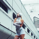 Mathea zeigt sich im Video in heißen Outfits