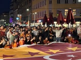 Türkische Fans stürmen Reumannplatz