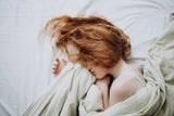 Die Schlafposition auf Bauch oder einer Seite kann die Faltenbildung an Brust, Hals und Gesicht beschleunigen und verstärken.