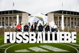 Manuel Neuer präsentiert Spielball für EURO 2024