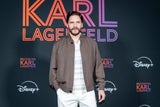 In der neuen Disney+-Serie schlüpft der deutsche Schauspieler Daniel Brühl in Karl Lagerfelds Rolle. 