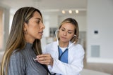Herz-Kreislauf-Erkrankungen äußern sich bei der Frau anders und werden zu spät erkannt. Lifestylemaßnahmen wie Bewegung, Entspannung, Selbstfürsorge und herzgesunde Ernährung bieten Schutz.