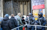 Schwerbewaffete Polizisten bewachen zu Weihnachten 2023 den Stephansdom