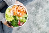 Poke Bowl mit Garnelen und Papaya.