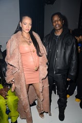 Rihanna zeigte sich bei der Off-White Show in Paris in einem Leder-Minikleid in der Trendfarbe "Peach Fuzz".