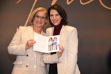 Ministerin Edtstadler hatte eine Glückwunschs-Karte für Mikl-Leitner. 