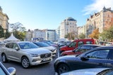 Statt dem Parkplatz soll eine grüne Oase mit 90 Bäumen entstehen.