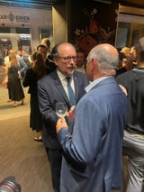 Kurz-Film: Kanzler Nehammer bei Premieren-Party