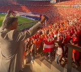 Gänsehaut vor dem rot-weiß-roten Fanblock: Vize Kogler schwingt Fan und jubelt mit.