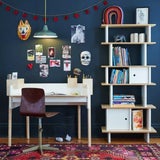 Eine klare Formsprache und zeitlose Gestaltung versprechen die Möbel von Ouef NYC. Schreibtisch Brooklyn mit integriertem Stauraum um 756 Euro, Regal Min Library von Ouef um 695 Euro. kinderraeume.com&nbsp;