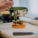 Zwei Wiener Klassiker gibt es jetzt als ''Burger to go''