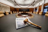 Auch der „Präsidententisch“ im SIGNA-Konferenzraum kommt unter den Hammer