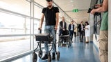 Ein gelähmter Mann geht wieder