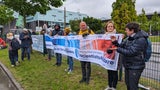 Klima-Aktivisten ketten sich mit Metallrohren aneinander fest