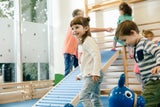 Die moderne Physiotherapie empfiehlt Kindern zur Prävention von Haltungsschäden Überkopfhaltung wie Handstände oder Räder. Ab zehn Jahren können sie auch Krafttraining ausführen. 