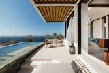 Großzügige Terrasse des One&Only Kéa Island mit Blick auf die tiefblaue Ägäis. 