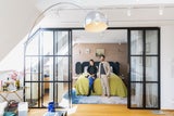 Das Wohnzimmer ist nur durch eine Glasschiebetür vom traumhaften Schlafbereich getrennt.  