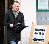 Bernhard Auinger bei seiner Stimmabgabe