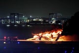 Flugzeuge krachen bei Landung in Tokio zusammen