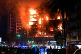 Wohn-Hochhaus in Valencia komplett in Flammen