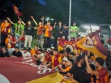 Türkische Fans stürmen Reumannplatz
