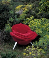 Rose Chair von Edra ist ein Stück Haute Couture. Die bequemen Blütenblätter werden einzeln von Hand realisiert.