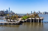 Little Island in New York ist ein Park auf Pfählen am Hudson River. 