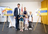 Land NÖ rüstet Schulkinder mit reflektierenden Stickern aus