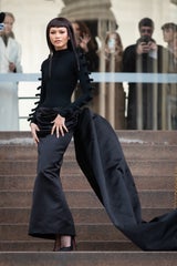Zendaya besucht die Haute-Couture-Show von Schiaparelli.