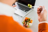 Gesunde Ernährung am Arbeitsplatz: Mit diesen Hacks gelingt's!