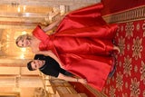 Alexis F. Gonzalez präsentiert gemeinsam mit Ekaterina Mucha die Opernball-Robe
