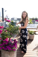 Ihre Liebe zu Pflanzen lebt Theresia Starkl nicht nur beruflich aus – auf ihrer Dachterrasse blühen prachtvolle Blumen, die mit exotischen Bäumen und schönen Outdoor-Möbeln eine Oase bilden 