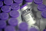 Vor allem Risikogruppen sollten sich jetzt gegen impfbare Krankheiten wie Covid-19, Influenza, RSV, Pneumokokken und Keuchhusten schützen. 