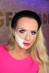 Step 2: Flüssiger LatexMit flüssigem Latex und etlichen Taschentuch-Schichten wird die Basis für den offenen Mund kreiert. 