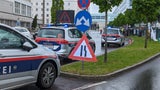 Klima-Aktivisten ketten sich mit Metallrohren aneinander fest
